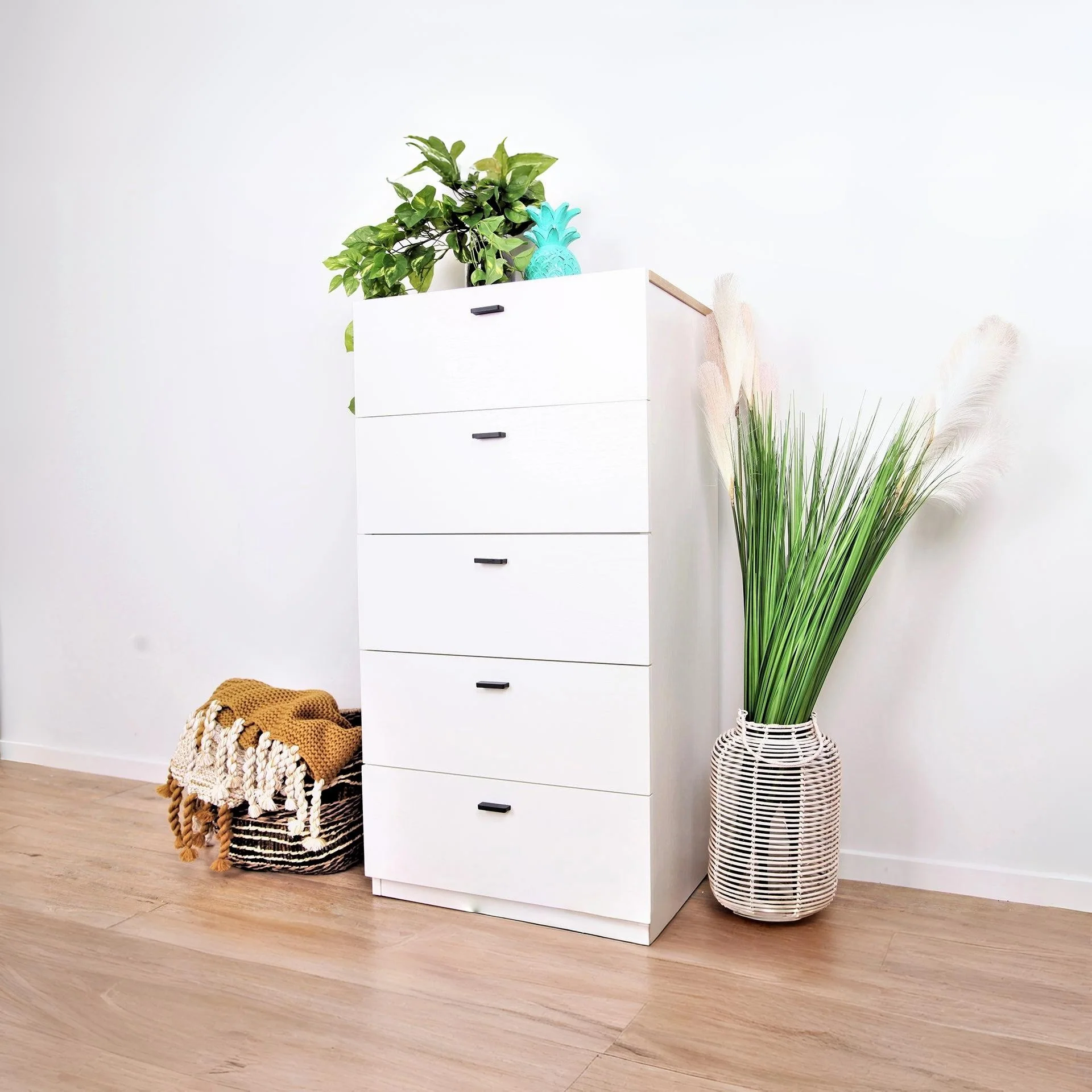 Hekla Tallboy 5 Drawer Chest Dresser - White - Image 2